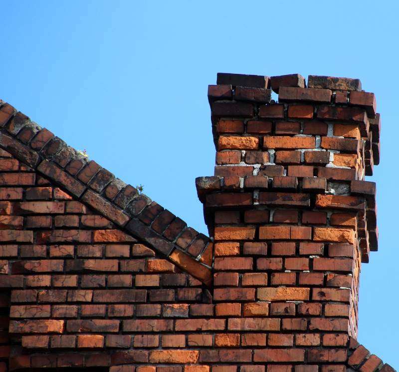 Signs Your Itasca Home Needs a Chimney Inspection Damaged chimney on an Itasca home showing cracks and missing mortar